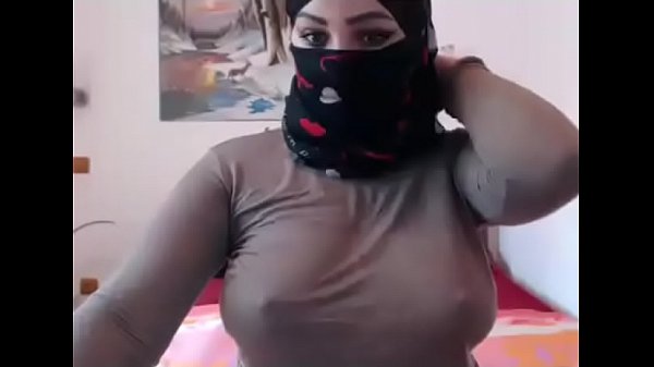 albania/arabian milf fingers herself live
