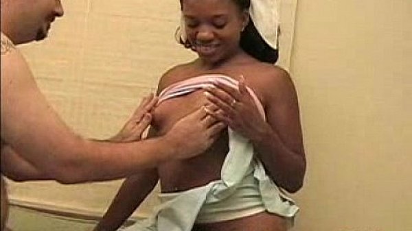 Ebony amateur gives bj
