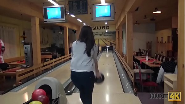 HUNT4K. Lucky Fucker organisiert wundervolle Abholung beim Bowling