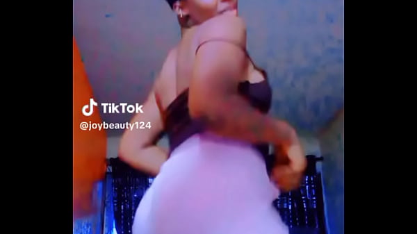 African girl twerks/shakes her ass to naira Marley