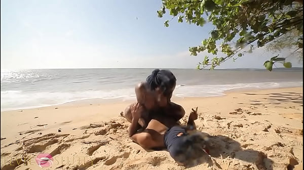 Ebony thot a demandé une bite en twerkant et en faisant des exercices nue sur la plage – Partie 3