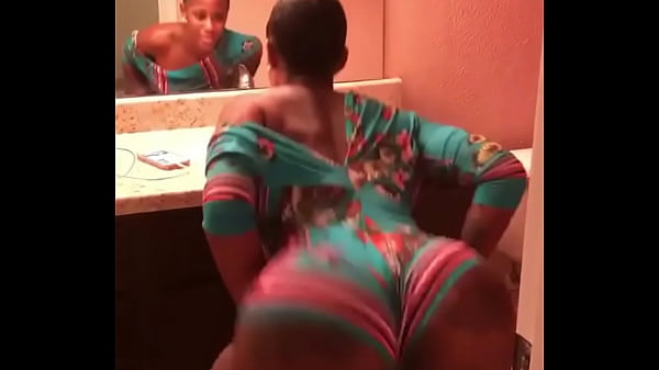 Massive butt ebony twerking