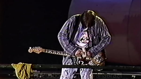 KURT COBAIN MOSTRANDO O PAU PRAS CÂMERAS DA GLOBO